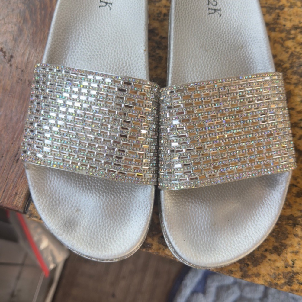 H2K Tiffany Silver‎ Sz 11/42 Embellished Silver Slide Sandals